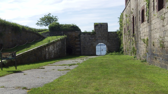 fort adams tour