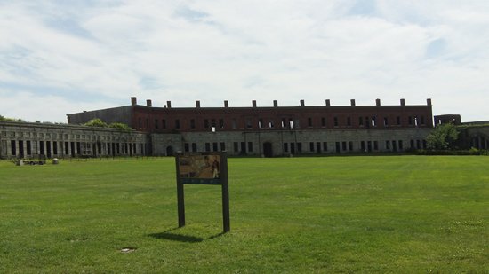 fort adams tour